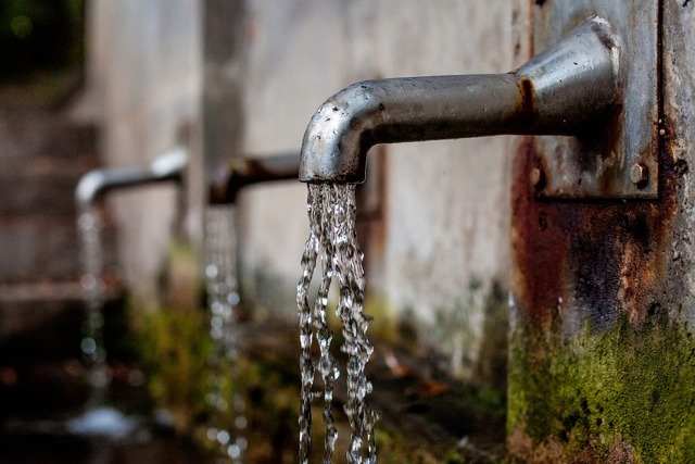 Норматив потребления воды на 1 человека без счетчика с 2021 г: как считать расход холодного и горячего водоснабжения по нормам, если нет ИПУ, как начисляется оплата?