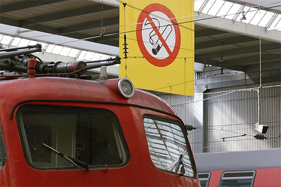 Можно ли курить в поездах дальнего следования и иных сигареты обычные или электронные, включая iqos (АЙКОС), а также каков штраф за нарушение и кем он налагается?