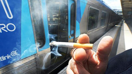 Можно ли курить в поездах дальнего следования и иных сигареты обычные или электронные, включая iqos (АЙКОС), а также каков штраф за нарушение и кем он налагается?