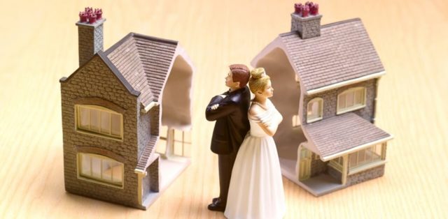 Как делится дом при разводе: тонкости процедуры раздела жилого дома в 2020 году