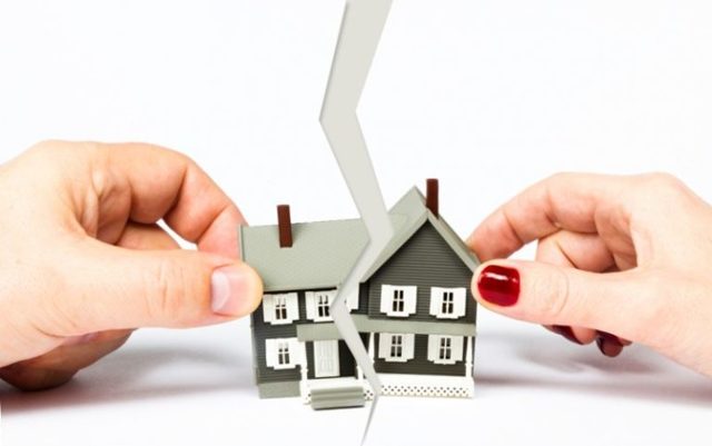 Как делится дом при разводе: тонкости процедуры раздела жилого дома в 2020 году