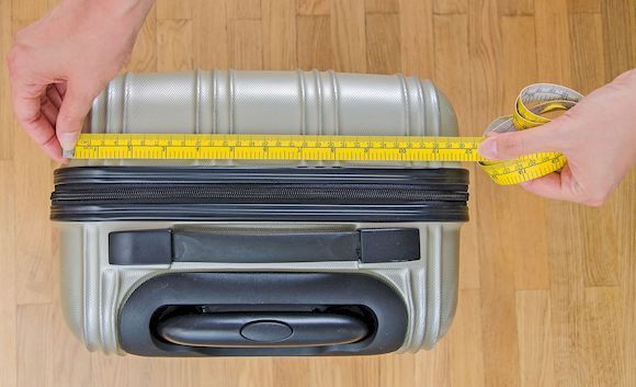 Ручная кладь в самолете: размер чемодана, сумки, другие параметры и габариты, а также что это такое, сколько кг веса и мл жидкости можно брать по правилам провоза?