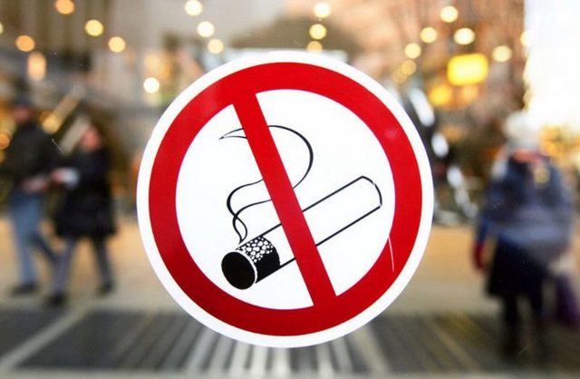 Можно ли курить в самолете айкос (iqos), обычные сигареты, или почему нельзя этого делать, а также ответственность и штрафы