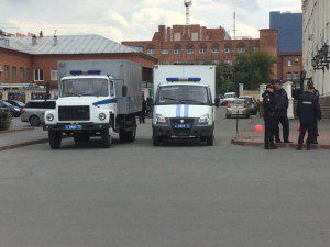 Когда полиция вправе задержать митингующего в одиночку человека для его же защиты?