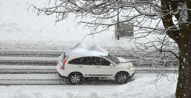 Что делать, если Ваш автомобиль пострадал при падении сосулек или снега с крыши