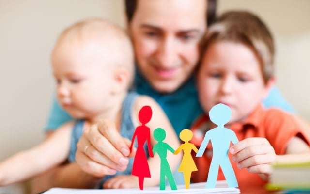 Выплаты при усыновлении ребенка из детского дома в 2023 году: сумма, порядок оформления, для усыновителей, опекунов и попечителей, в приемных семьях