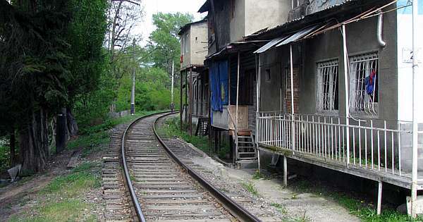 Расстояние от железной дороги до жилого дома и здания: на каком можно строить от жд путей, нормы СНиП и СанПиН