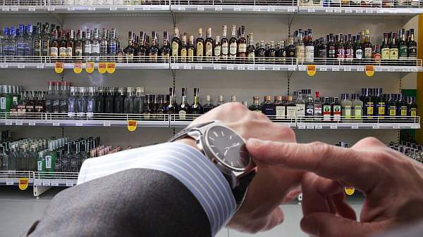 Продажа алкоголя в Ленинградской области: время 2023, до скольки и со скольки, часы, когда можно купить спиртное в магазинах