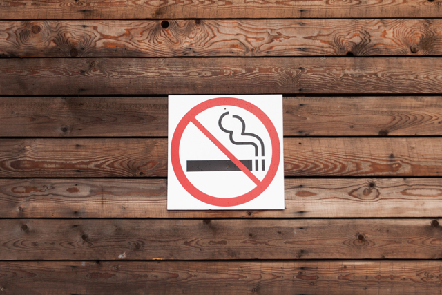 Соседи курят: что делать, если курят в туалете в квартире или на балконе, а запах поднимается, куда жаловаться и как бороться с этим