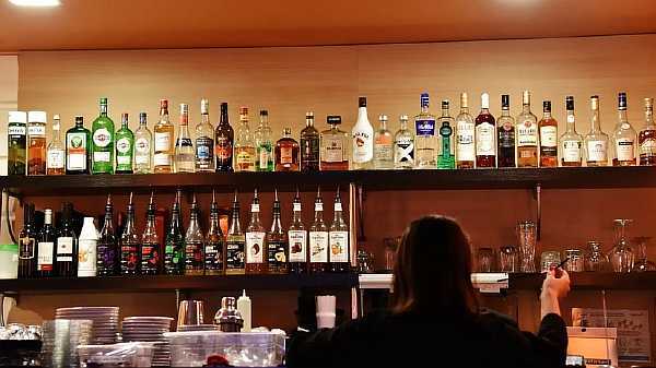 Cо скольки лет можно покупать алкоголь в России 2023: с какого возраста можно продавать по закону крепкое спиртное