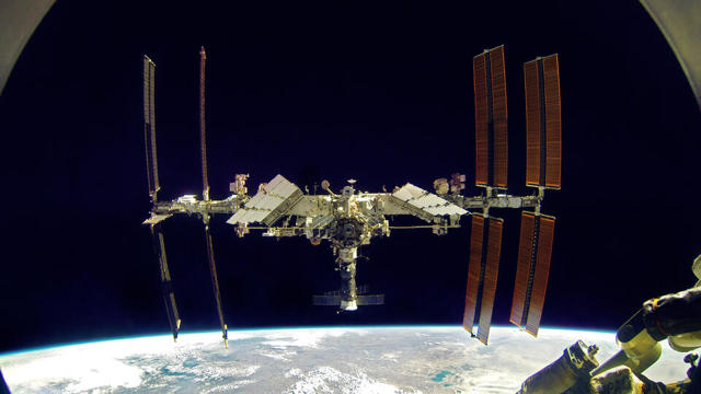 Расстояние от Земли до МКС в километрах: на каком находится и летает, фото