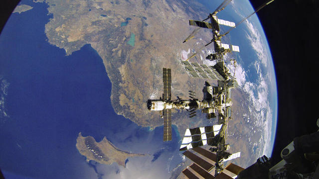 Расстояние от Земли до МКС в километрах: на каком находится и летает, фото