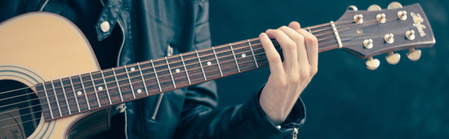 До скольки можно играть на гитаре в квартире в выходные дни по закону 2023: со скольки в будни в России