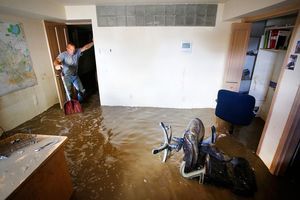 Затопили соседи сверху: куда обращаться при затоплении и какие действия при этом, как оценить ущерб и инструкция или порядок этого