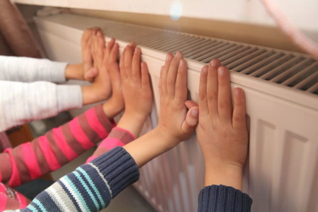 Нормы температуры в квартире: какие санитарные нормы тепла в комнате в отопительный сезон в зимнее время и закон об этом в 2023 году